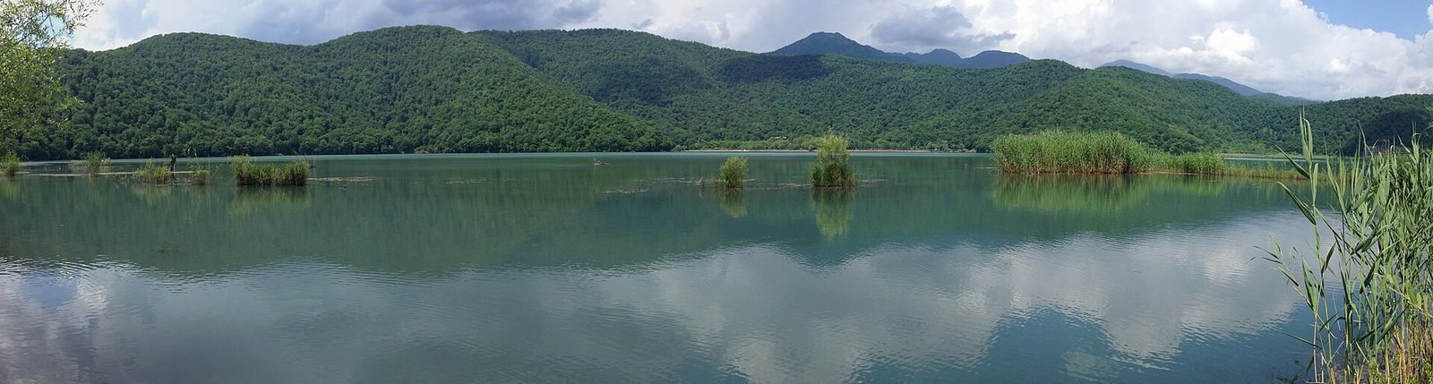 Озеро Нохур в Габале, горы и отражение
